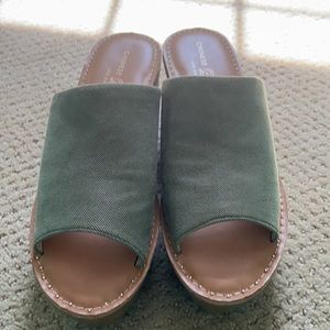 ‘Chinese Laundry’ Olive Wedges